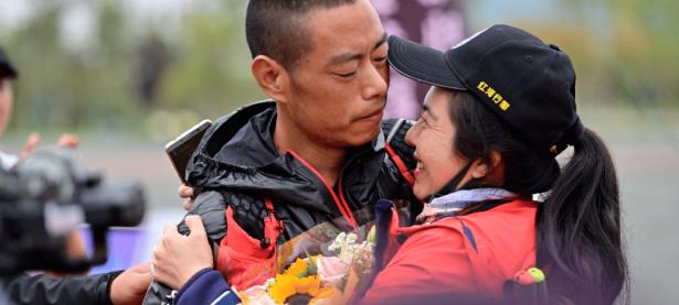 半岛体育体育登录-跨越障碍，选手拨云见日登顶