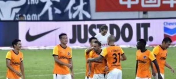 半岛体育体育视频-裁判判罚引争议，球员疑似吃红牌