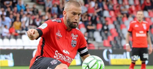 半岛体育体育官网-甘冈客场连胜，雄心壮志冲击榜首位置