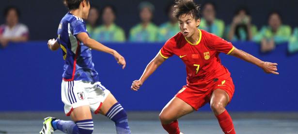 半岛体育体育官方登录入口-关于英勇奋战：女足铿锵玉立吹热血的信息