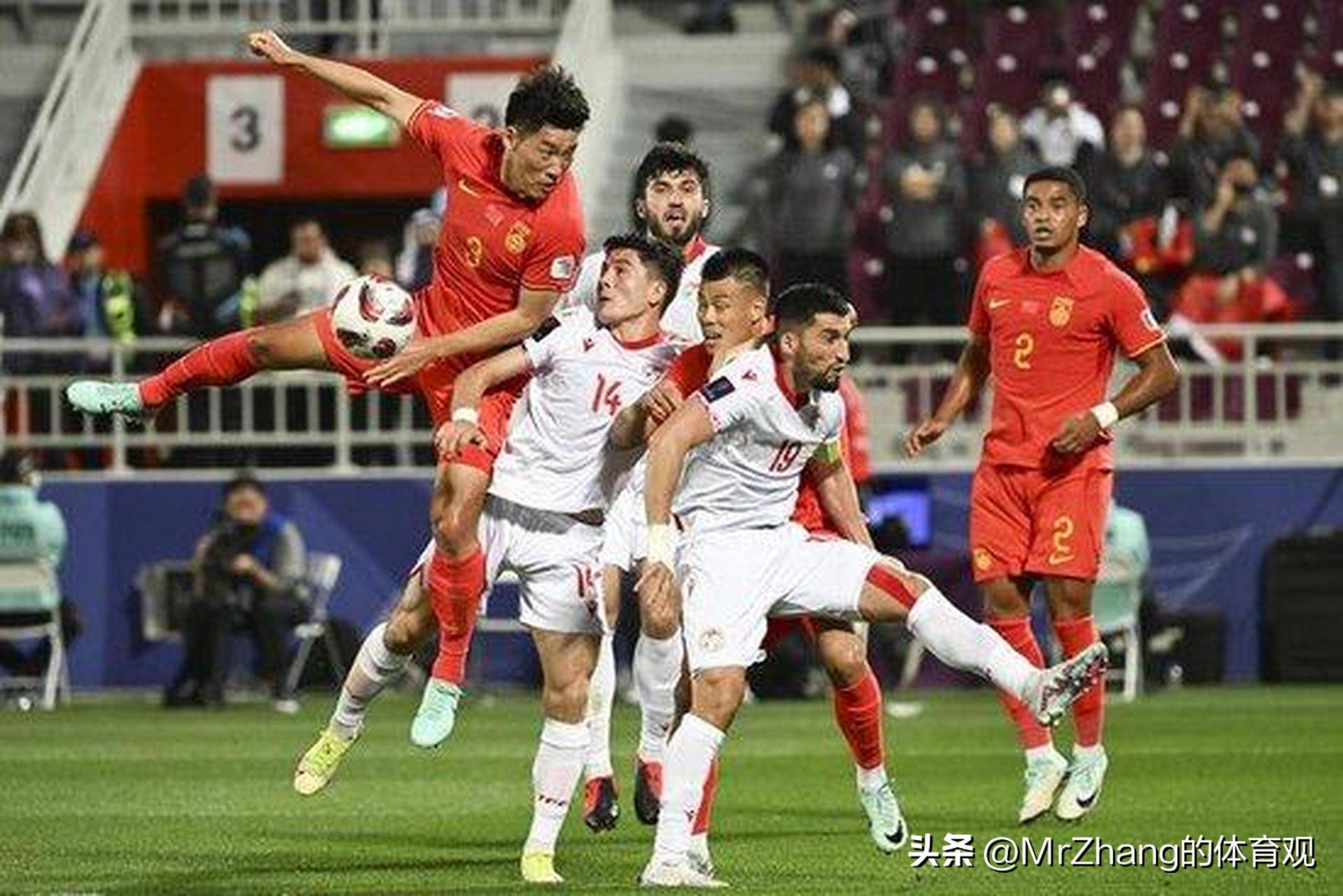 国家队球员在场上表现抢眼，助力球队获胜