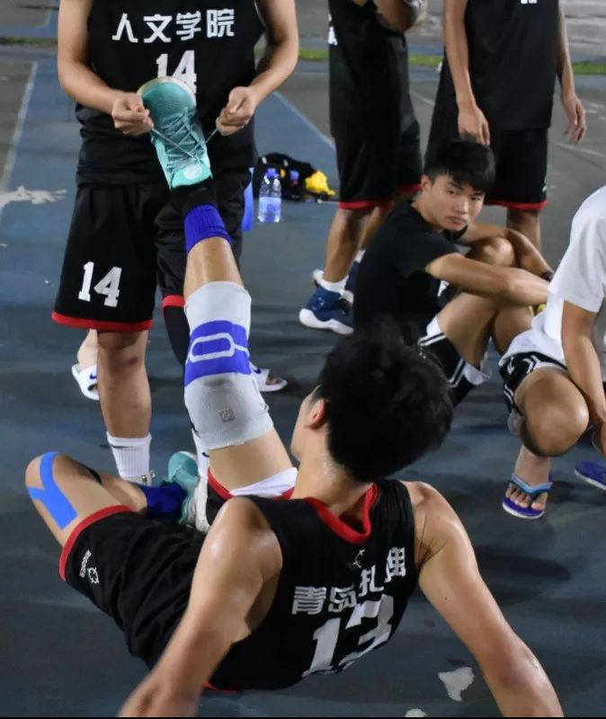 战术变化频繁，双方你来我往争夺胜利的简单介绍