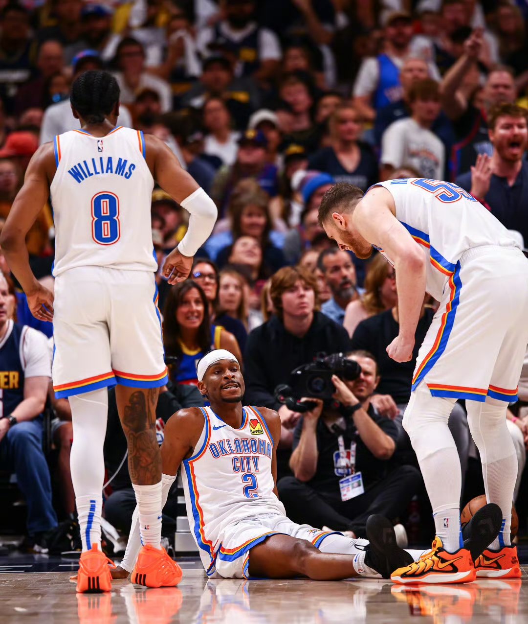 关于雷霆主场击败爵士，取得关键胜利的信息