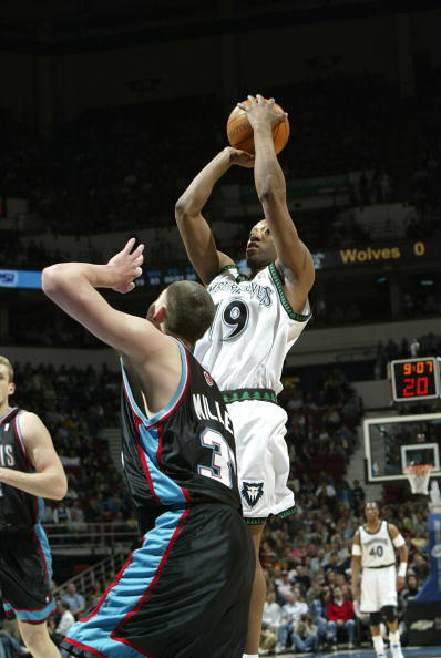 灰熊逆转雄鹿,守住季后赛希望 灰熊逆转雄鹿,守住季后赛希望