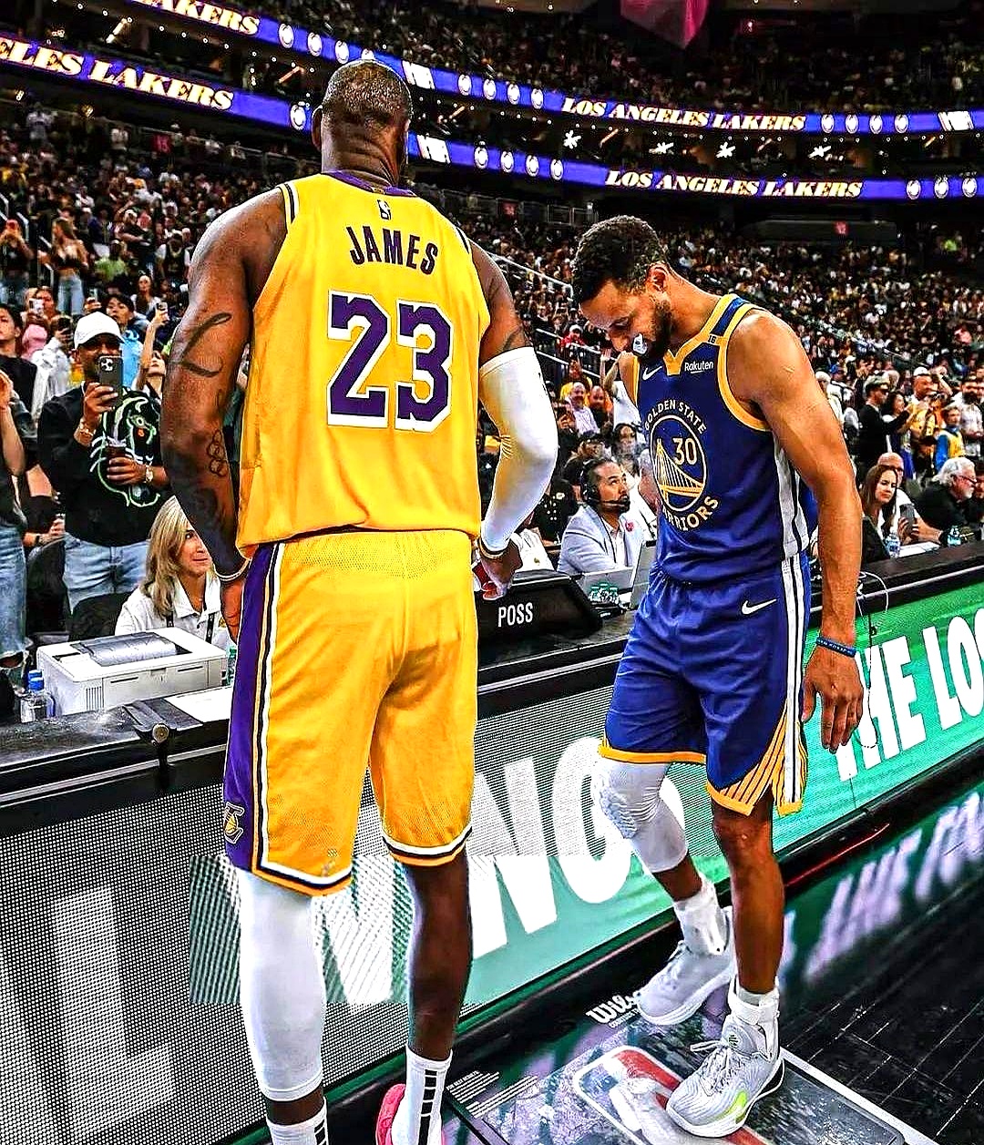 湖人大胜勇士,取得八连胜! 湖人大胜勇士,取得八连胜!