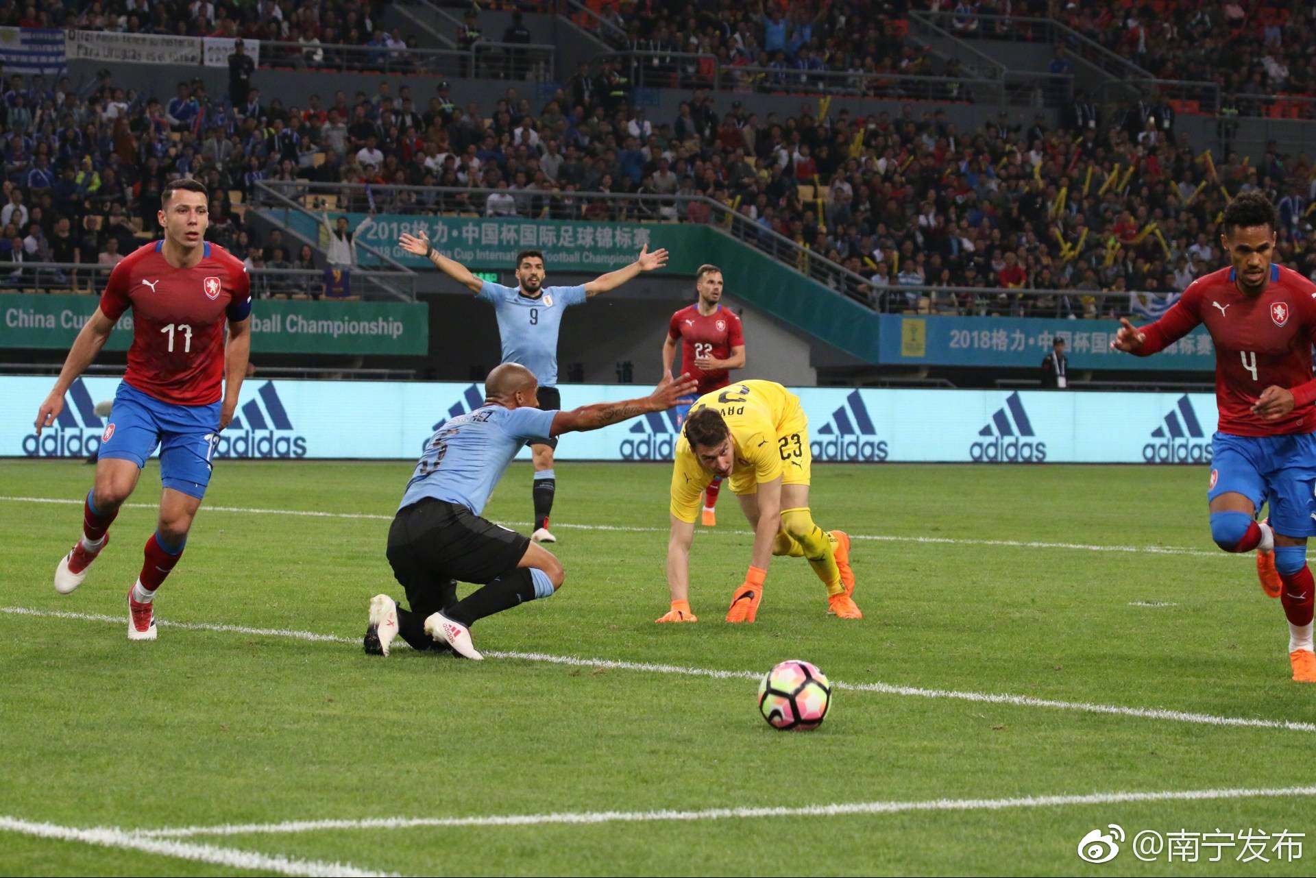 乌拉圭队奋力对抗，逆袭晋级捷克队