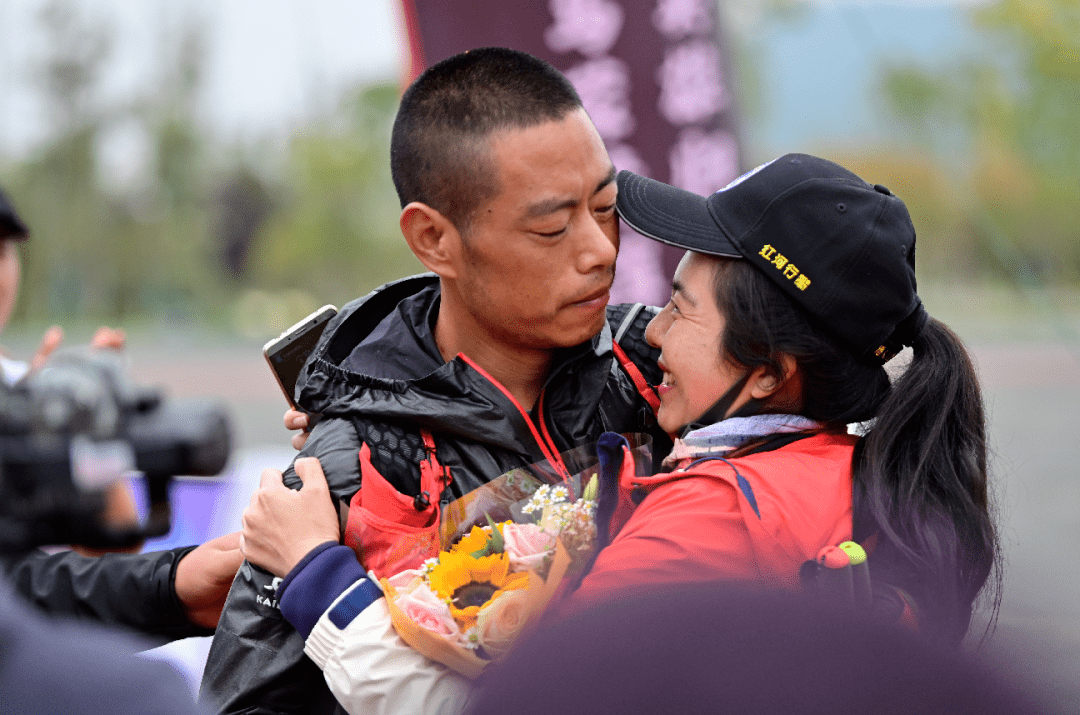 跨越障碍，选手拨云见日登顶