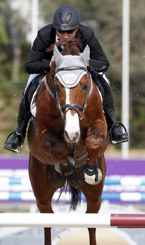 跨越障碍，选手拨云见日登顶