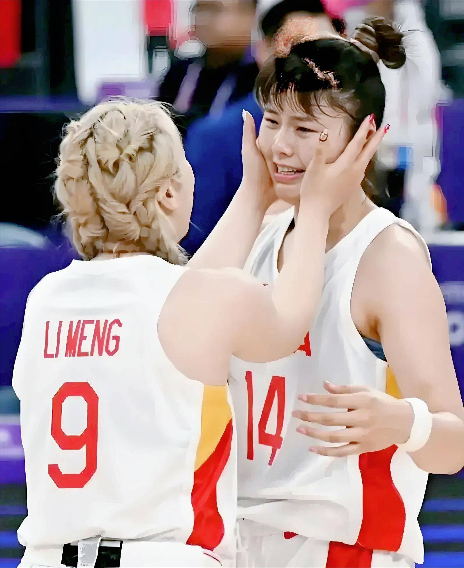 比赛开打,球员展现技术实力,吸引目光 比赛开打,球员展现技术实力,吸引目光