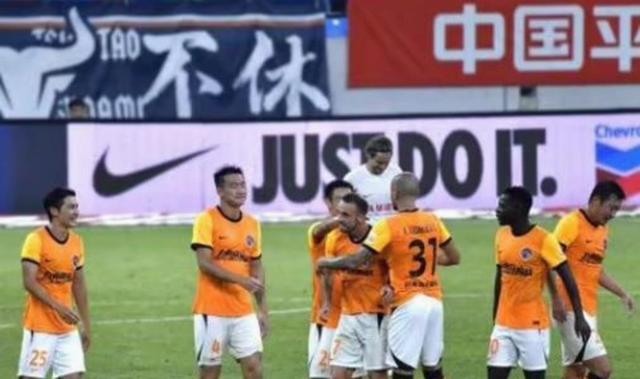 裁判判罚引争议，球员疑似吃红牌