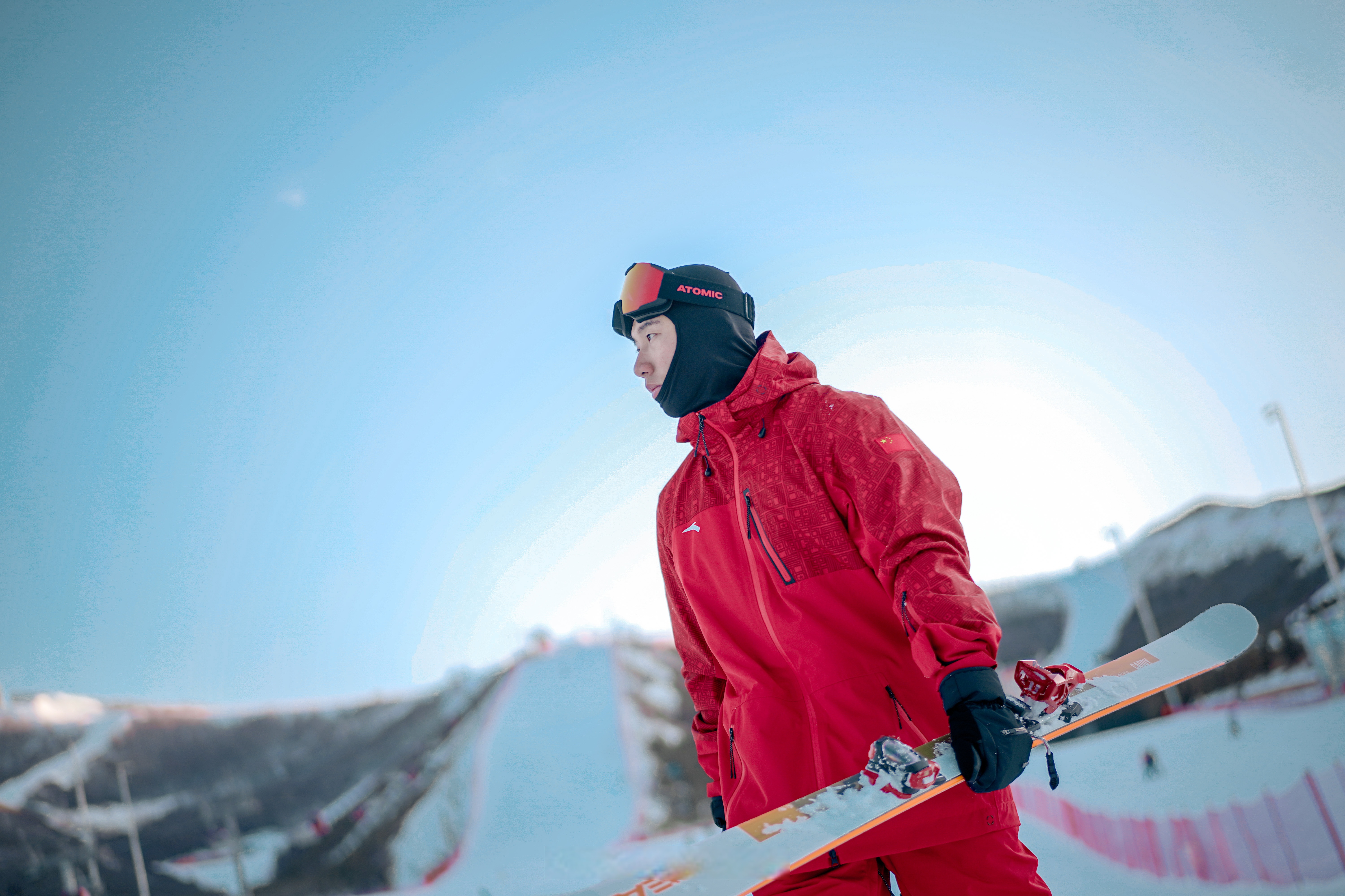 单板滑雪冠军横空出世,惹人关注 单板滑雪冠军横空出世,惹人关注