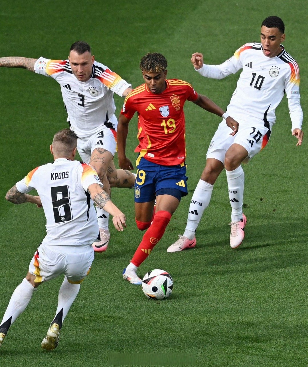 西班牙攻势强劲：夺得连胜晋级淘汰赛的简单介绍